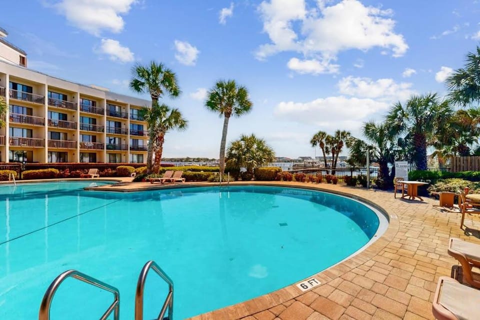 Second-floor sound-front studio with pool & washer&dryer Apartment in Fort Walton Beach