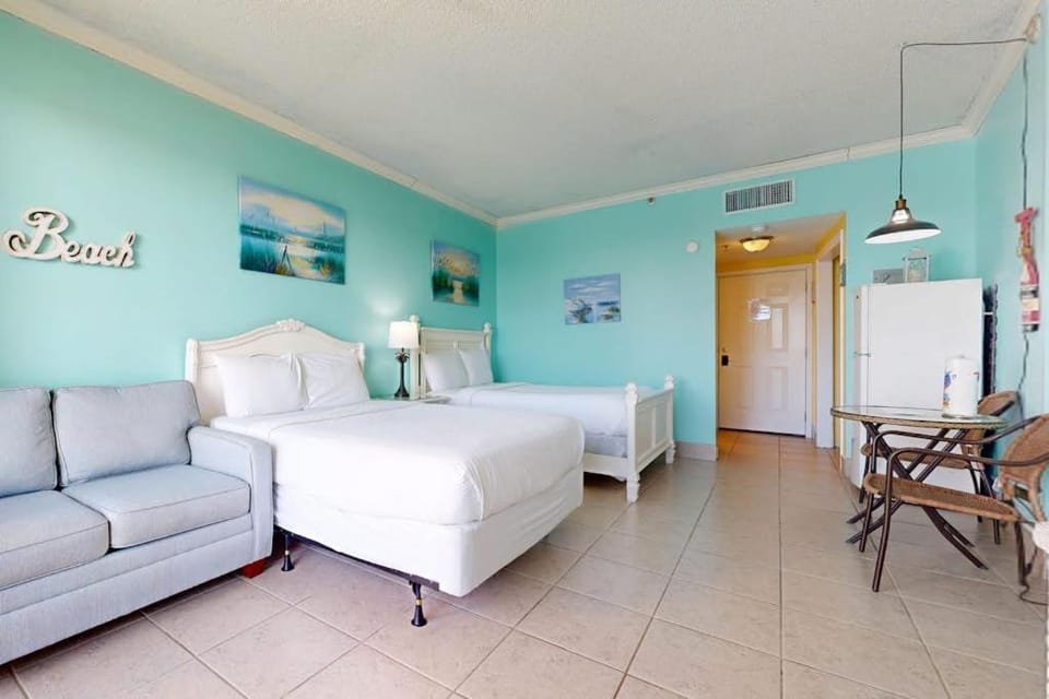 Second-floor sound-front studio with pool & washer&dryer Apartment in Fort Walton Beach