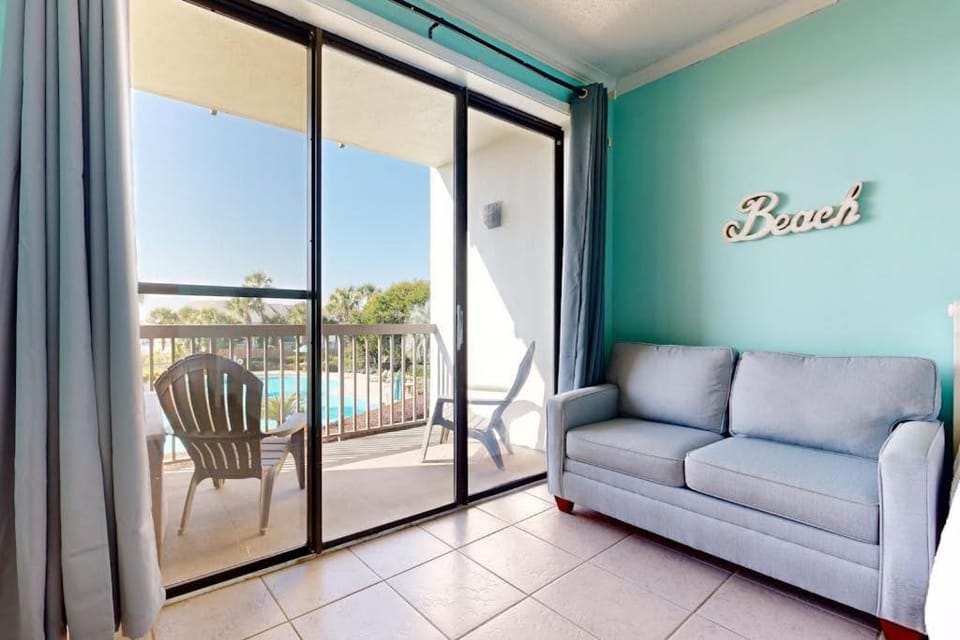 Second-floor sound-front studio with pool & washer&dryer Apartment in Fort Walton Beach