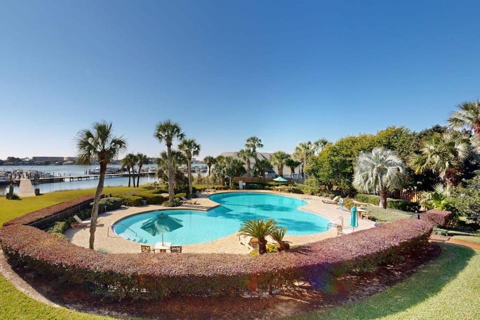Second-floor sound-front studio with pool & washer&dryer Apartment in Fort Walton Beach