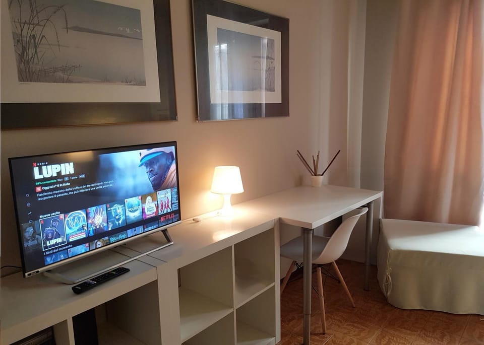TV and multimedia, Other, Photo of the whole room, Bedroom, Entertainment