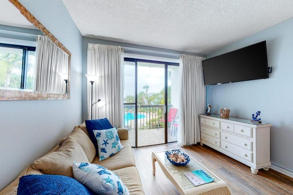 Perfect studio gem with pool fast WiFi sound view & kitchenette Apartment in Fort Walton Beach