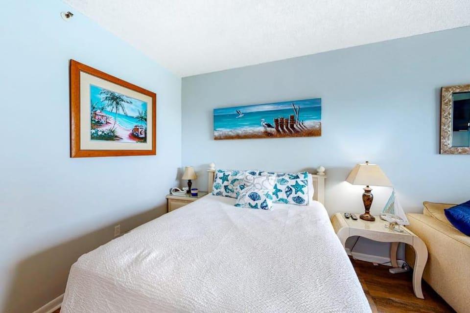 Perfect studio gem with pool fast WiFi sound view & kitchenette Apartment in Fort Walton Beach