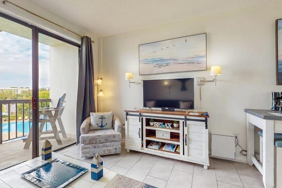 Cozy waterfront studio condo with pool dock & beach access Apartment in Fort Walton Beach