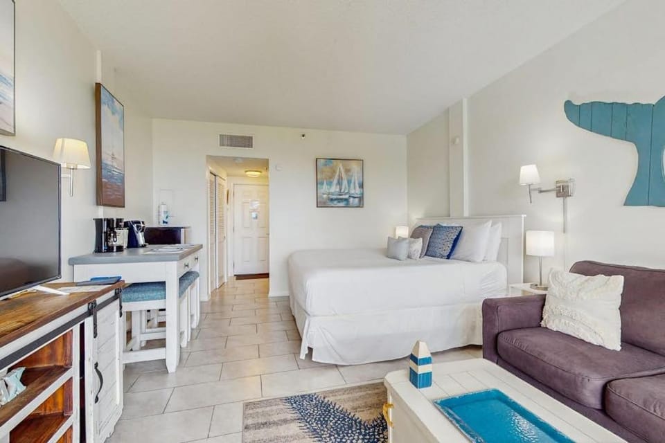 Cozy waterfront studio condo with pool dock & beach access Apartment in Fort Walton Beach