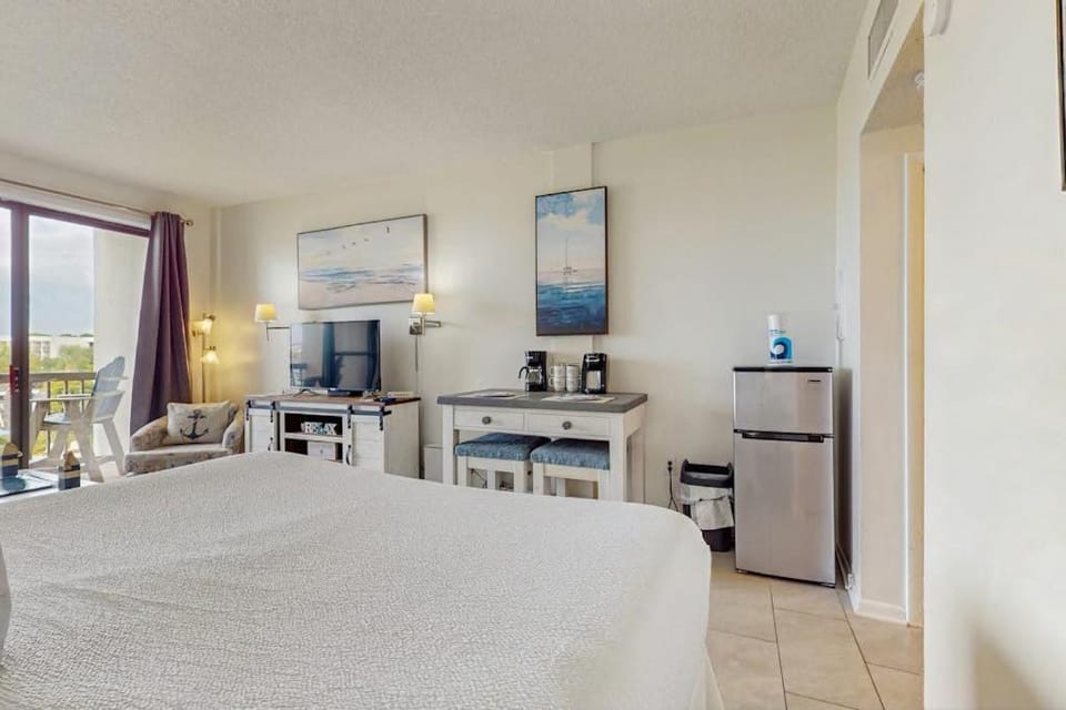 Cozy waterfront studio condo with pool dock & beach access Apartment in Fort Walton Beach