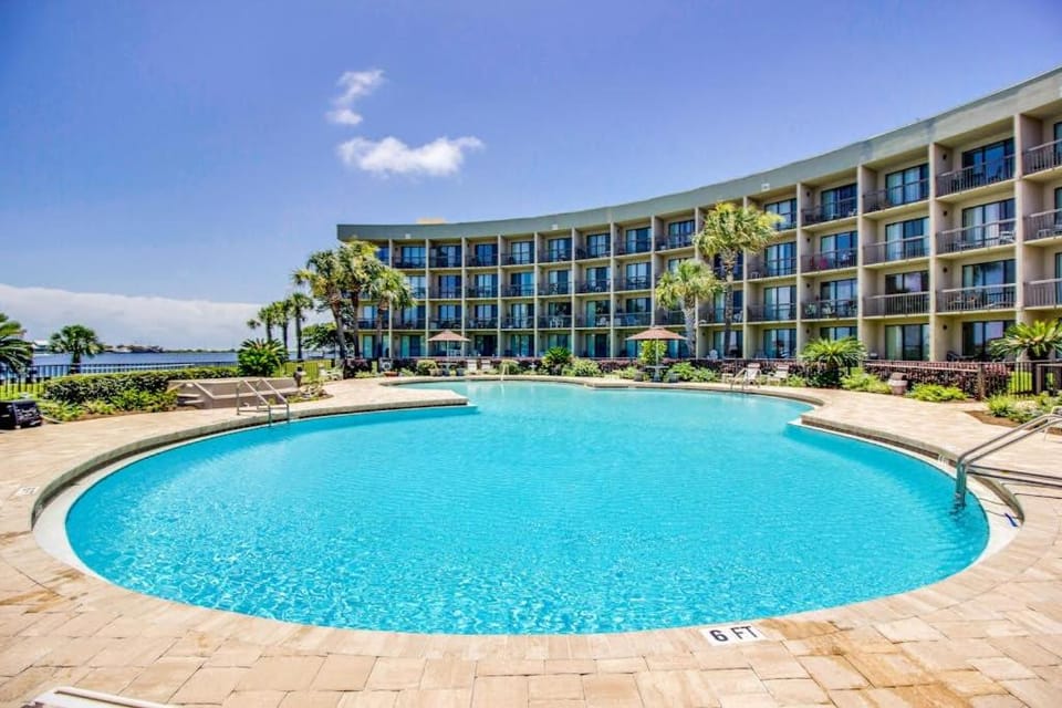 Cozy soundfront studio with shared pool beach access & close to everything Apartment in Fort Walton Beach
