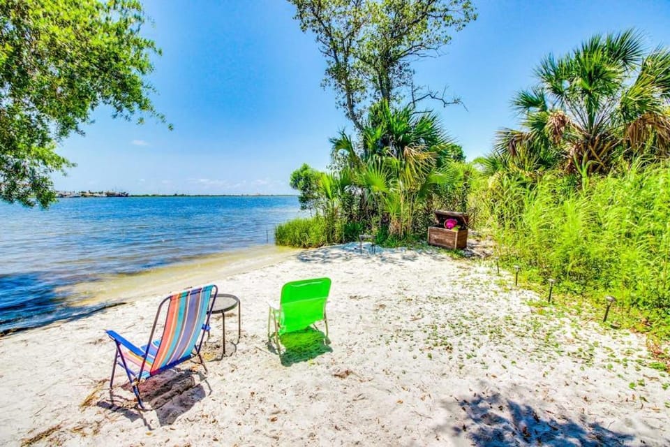 Cozy soundfront studio with shared pool beach access & close to everything Apartment in Fort Walton Beach