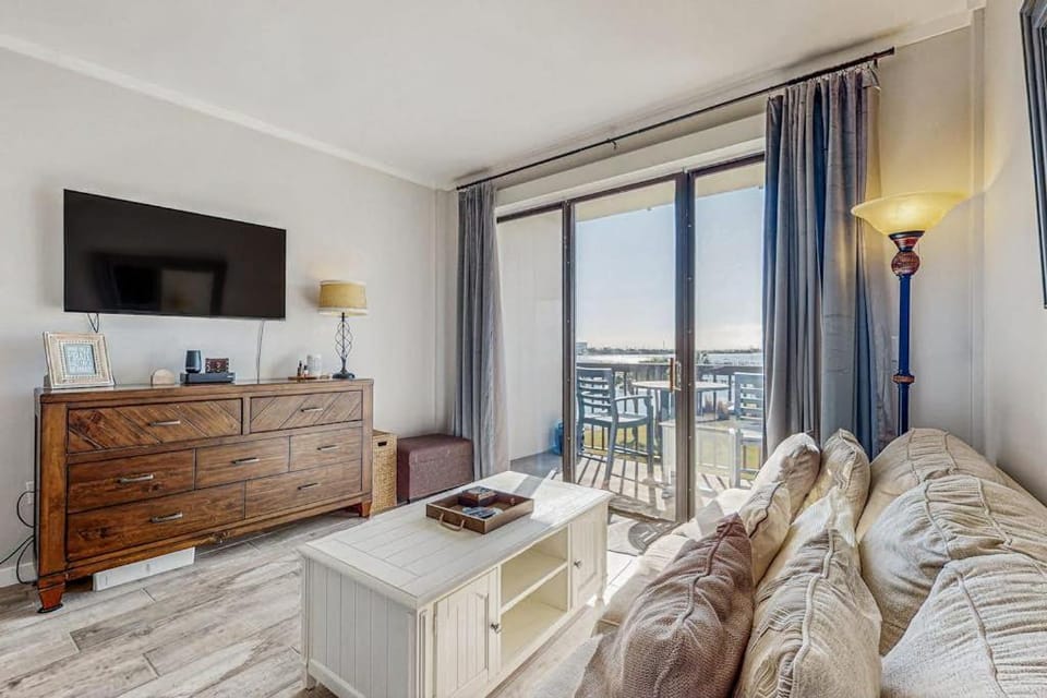Cozy soundfront studio with shared pool beach access & close to everything Apartment in Fort Walton Beach