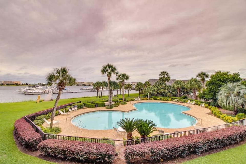 Inviting bayfront suite with water views picnic area & pool Apartment in Fort Walton Beach