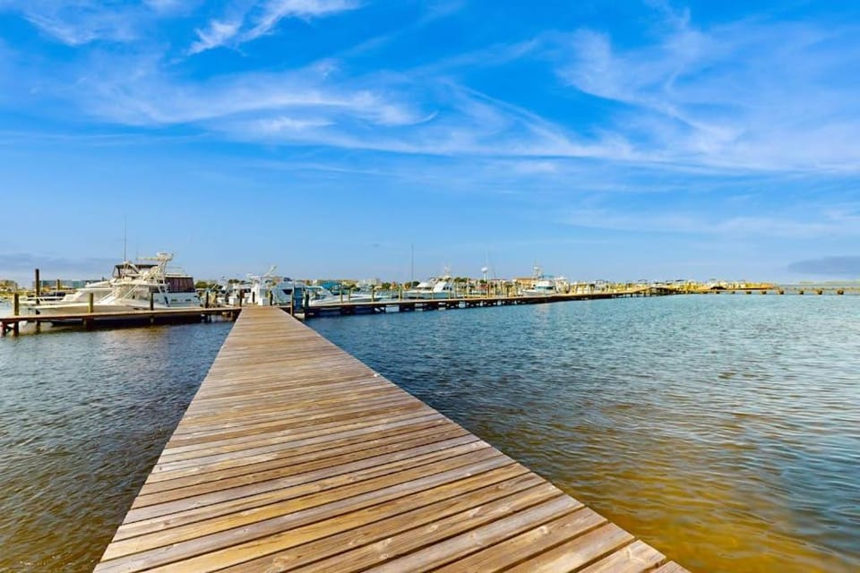 Inviting bayfront suite with water views picnic area & pool Apartment in Fort Walton Beach