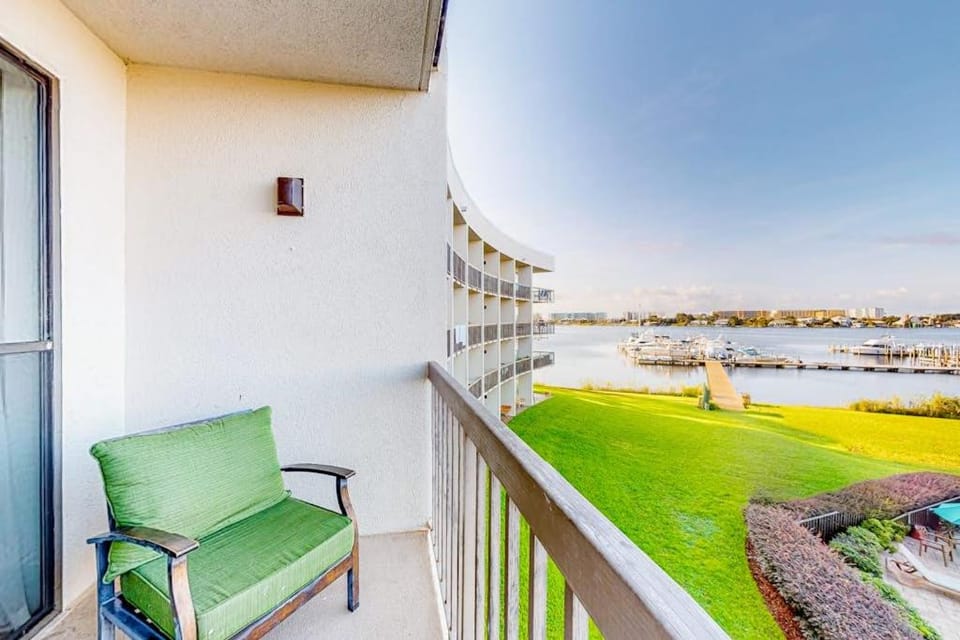 Bayfront studio with pools and dock - Snowbird-friendly Apartment in Fort Walton Beach