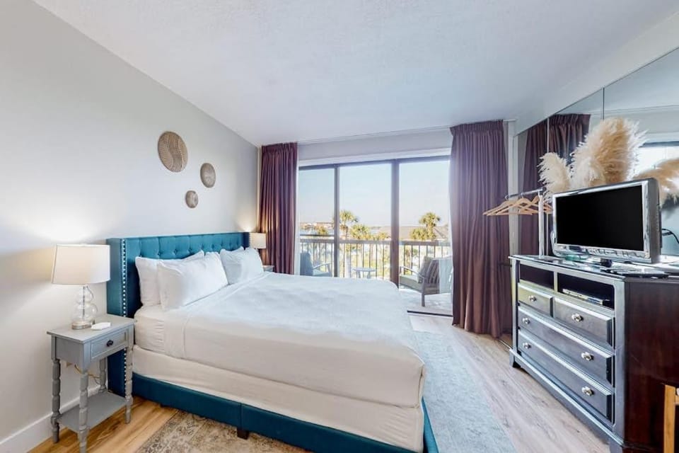 Bayfront studio with pools and dock - Snowbird-friendly Apartment in Fort Walton Beach