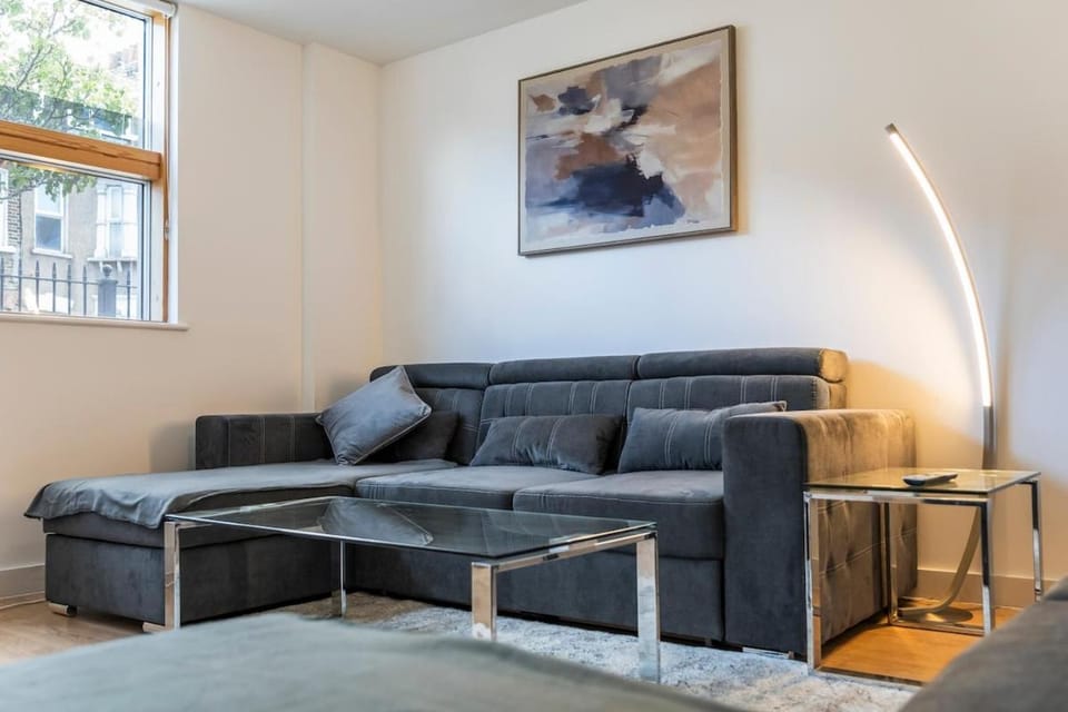 1 bedroom flat with private parking, Sleeps 6 Apartment in London Borough of Southwark