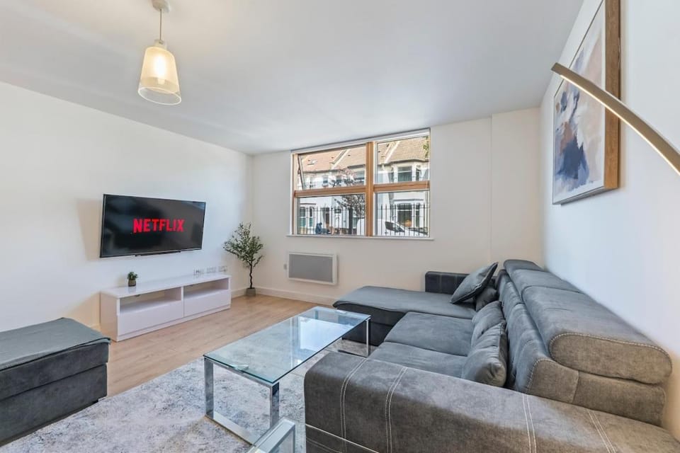 1 bedroom flat with private parking, Sleeps 6 Apartment in London Borough of Southwark