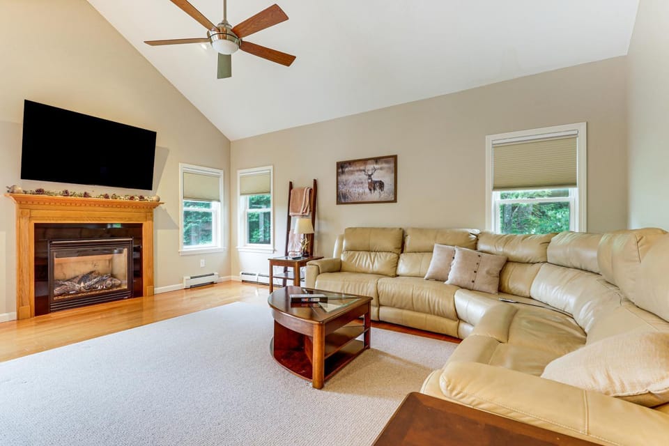 Waterville Getaway w/ Private Hot Tub House in Campton