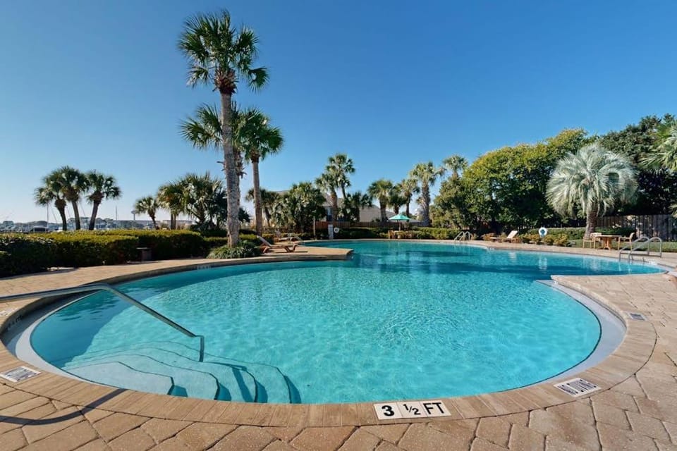 Cozy waterfront condo with central AC beach access on-site pool Apartment in Fort Walton Beach