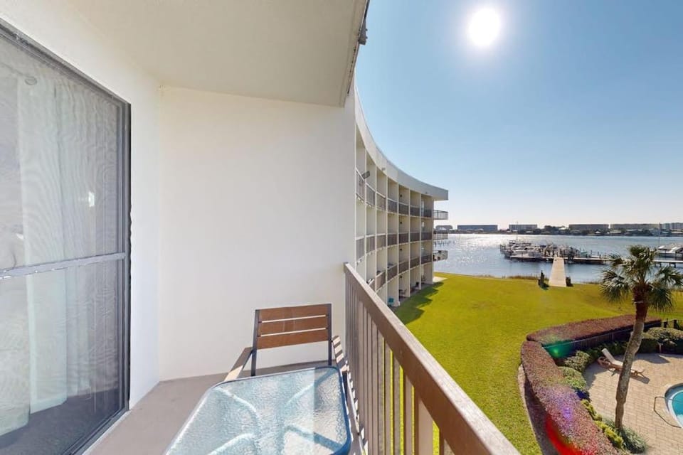 Cozy waterfront condo with central AC beach access on-site pool Apartment in Fort Walton Beach