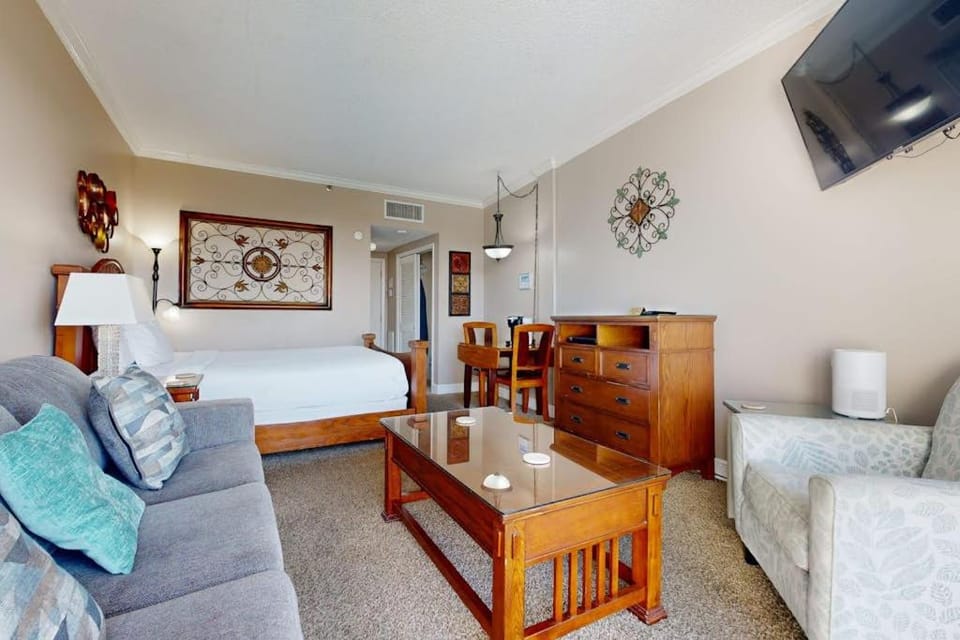 Cozy waterfront condo with central AC beach access on-site pool Apartment in Fort Walton Beach