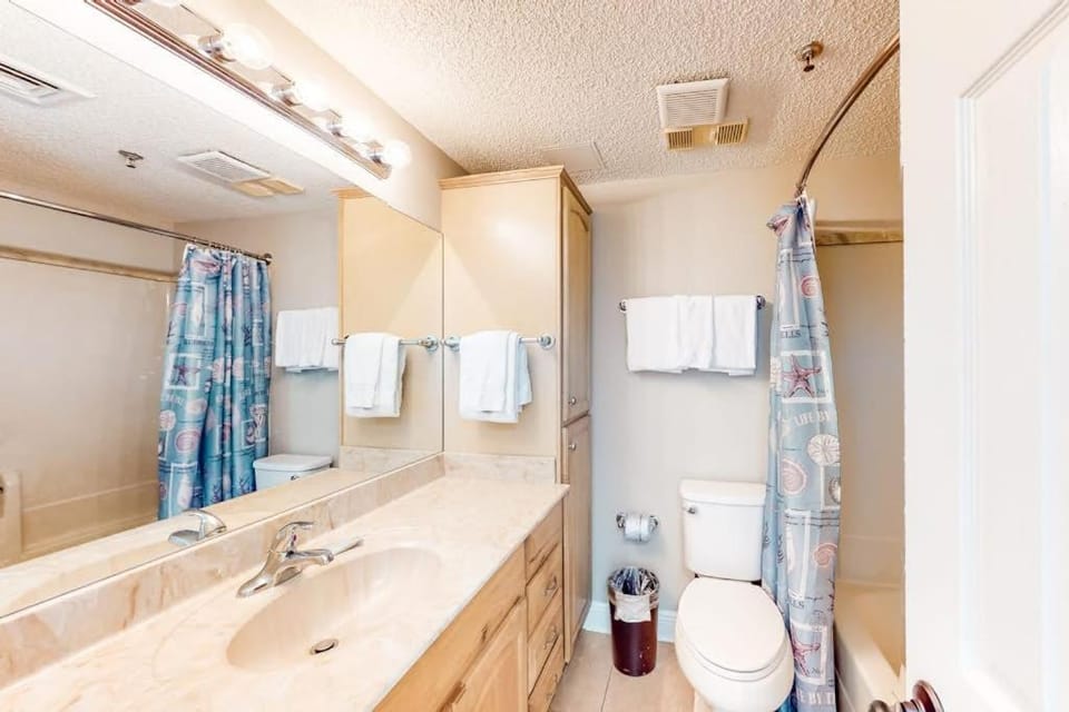 Cozy coastal efficiency with kitchenette balcony with sound views & pool Apartment in Fort Walton Beach