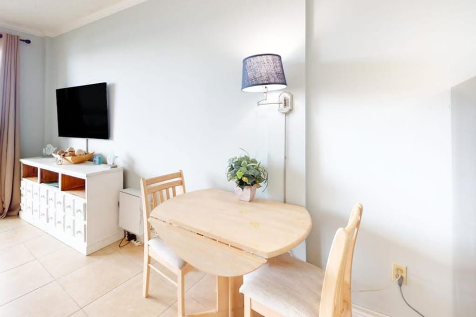 Cozy coastal efficiency with kitchenette balcony with sound views & pool Apartment in Fort Walton Beach