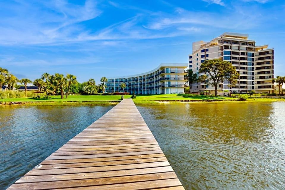 Bayfront delight with pool bay views & prime location - snowbird-friendly Apartment in Fort Walton Beach