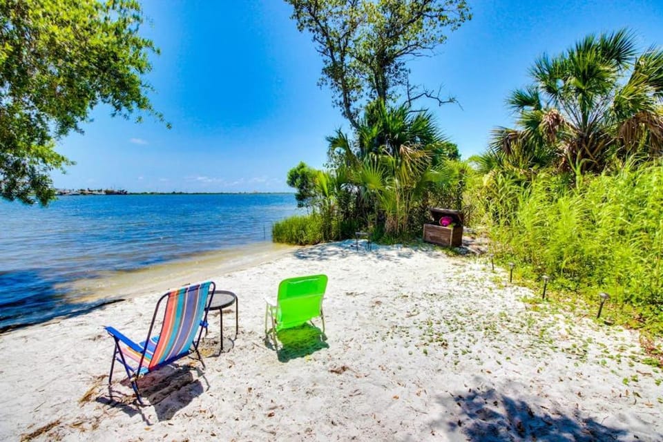 Bayfront delight with pool bay views & prime location - snowbird-friendly Apartment in Fort Walton Beach