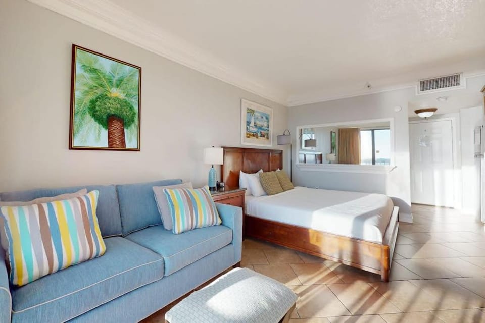Cozy studio condo with water views pools & amazing location Apartment in Fort Walton Beach