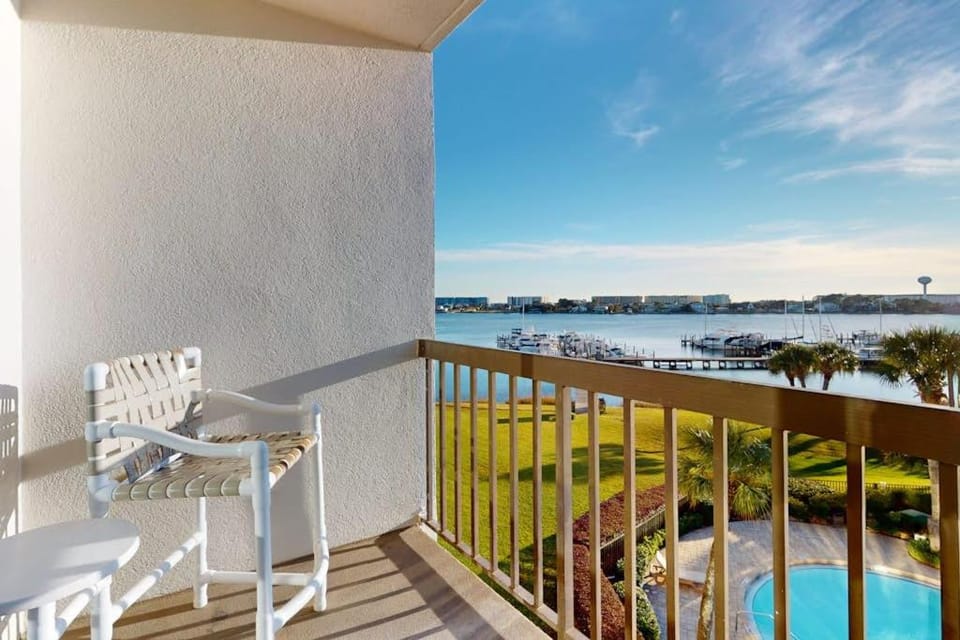 Cozy studio condo with water views pools & amazing location Apartment in Fort Walton Beach