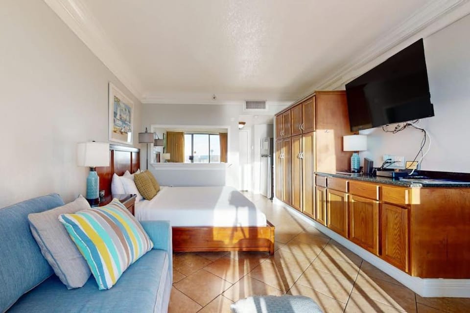 Cozy studio condo with water views pools & amazing location Apartment in Fort Walton Beach