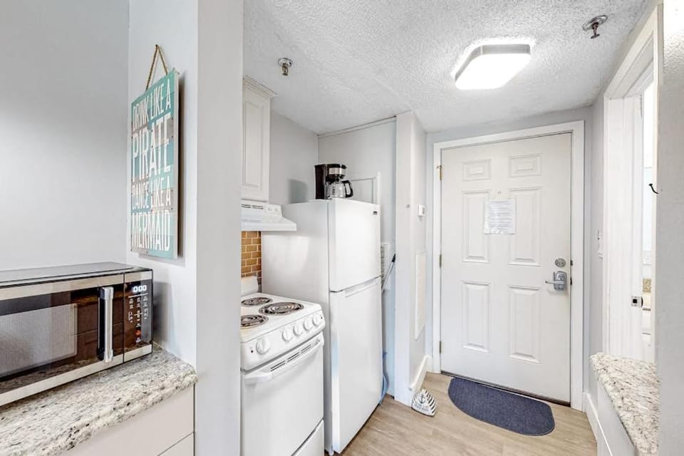 Ground-floor studio near the beach with patio washer&dryer outdoor pool & AC Apartment in Fort Walton Beach