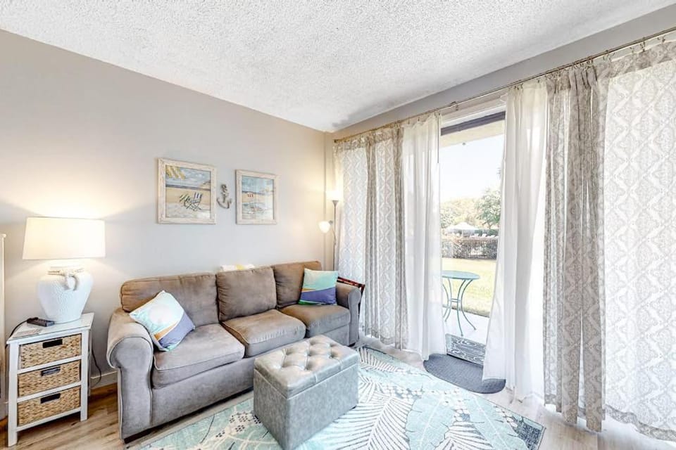 Ground-floor studio near the beach with patio washer&dryer outdoor pool & AC Apartment in Fort Walton Beach