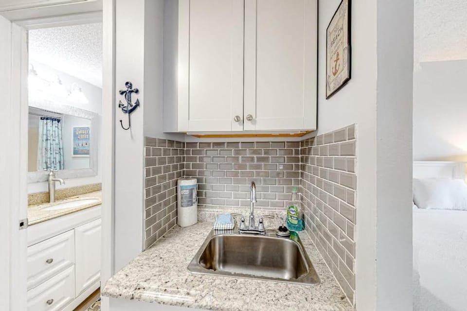 Ground-floor studio near the beach with patio washer&dryer outdoor pool & AC Apartment in Fort Walton Beach