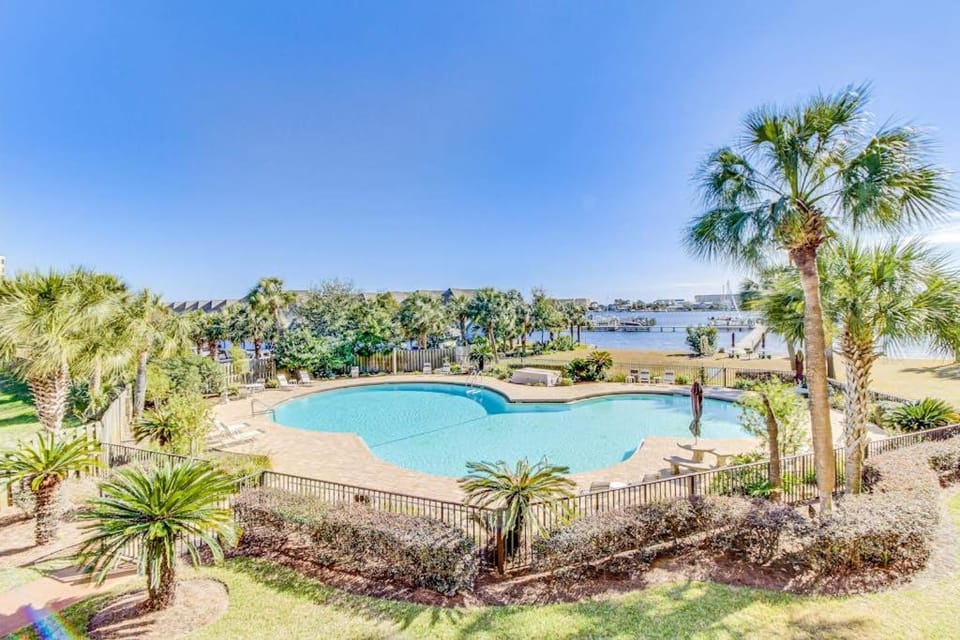 Second-floor studio with pool high-speed WiFi kitchenette & central AC Apartment in Fort Walton Beach