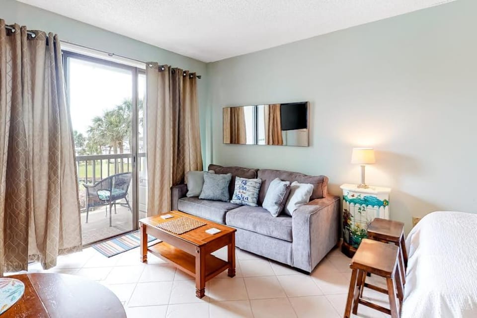 Second-floor studio with pool high-speed WiFi kitchenette & central AC Apartment in Fort Walton Beach
