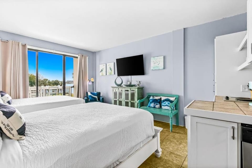 Bright second-floor studio with high-speed WiFi & pool view - walk to the bay Apartment in Fort Walton Beach