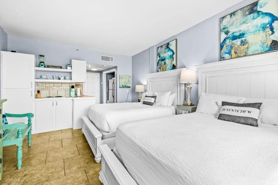 Bright second-floor studio with high-speed WiFi & pool view - walk to the bay Apartment in Fort Walton Beach