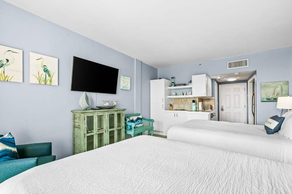 Bright second-floor studio with high-speed WiFi & pool view - walk to the bay Apartment in Fort Walton Beach