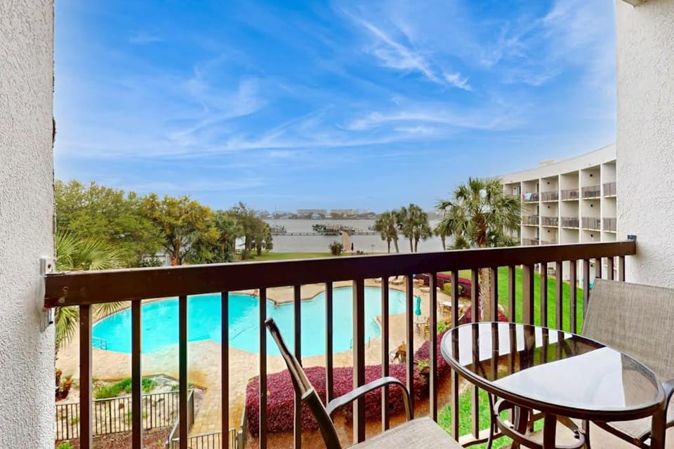 Cozy soundfront studio with shared pool & close to beach Apartment in Fort Walton Beach