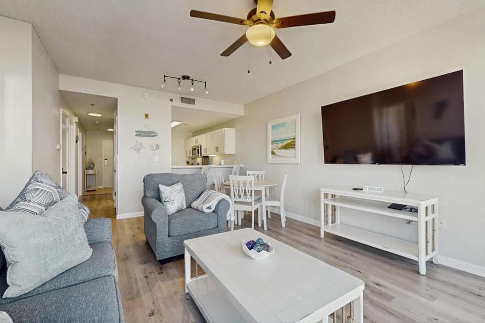 Palm Court Yacht Club 312 - Gorgeous condo with shared pool private laundry and sound views House in Okaloosa Island