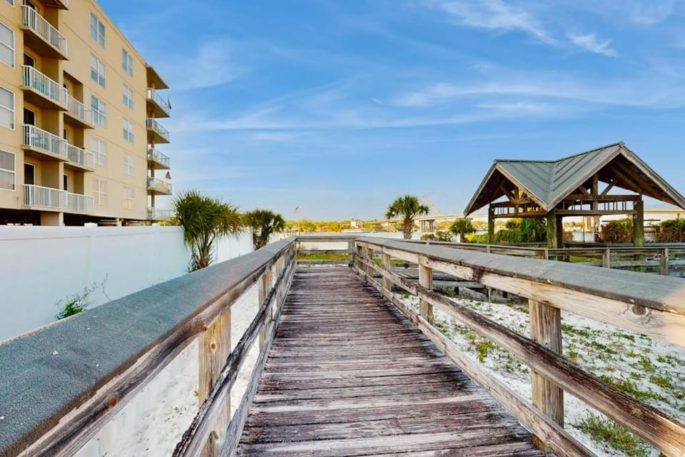 Palm Court Yacht Club 312 - Gorgeous condo with shared pool private laundry and sound views House in Okaloosa Island