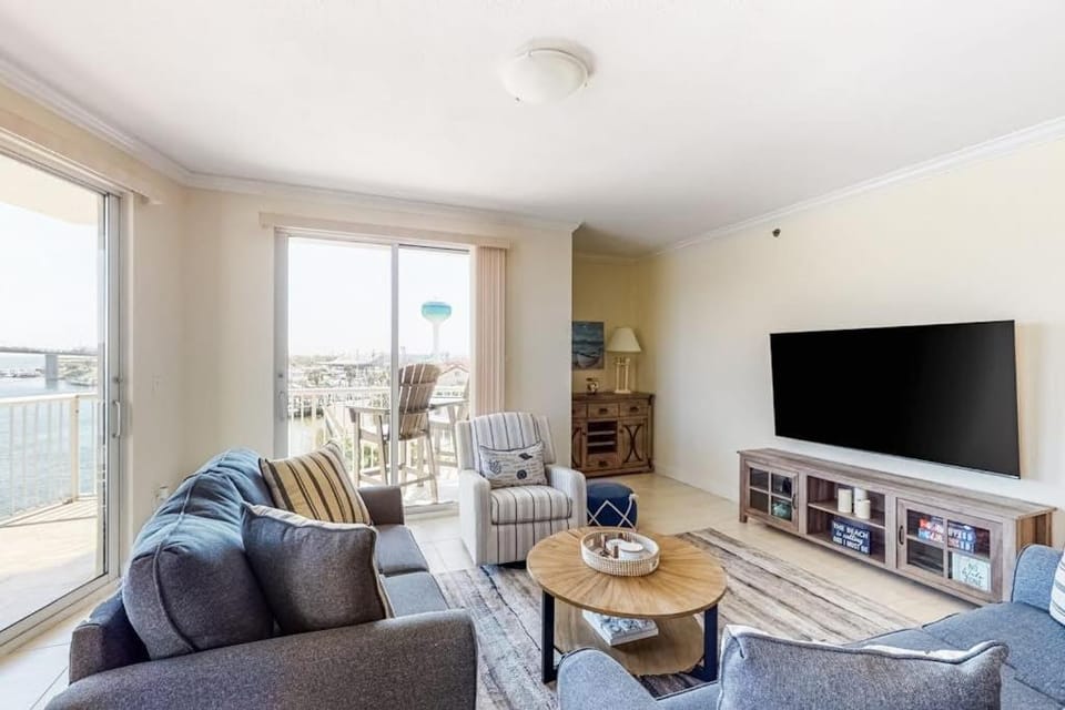 Palm Court Yacht Club 410 - Waterfront condo with balcony pool hot tub central AC & washer&dryer House in Okaloosa Island