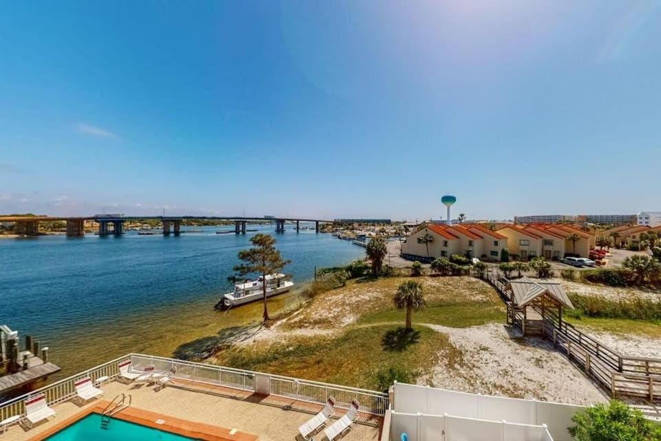 Palm Court Yacht Club 410 - Waterfront condo with balcony pool hot tub central AC & washer&dryer House in Okaloosa Island