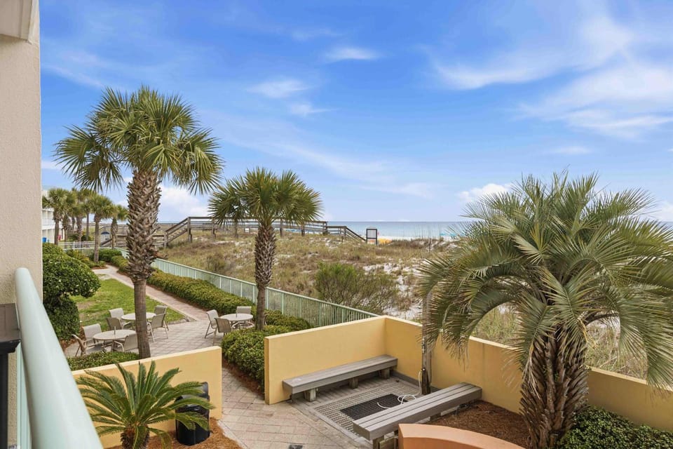 Oceanfront Condo with Shared Pool & Hot Tub Ocean View & Private Washer&Dryer Apartment in Okaloosa Island