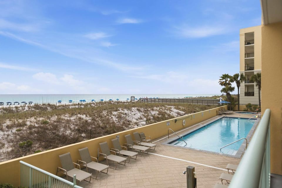 Oceanfront Condo with Shared Pool & Hot Tub Ocean View & Private Washer&Dryer Apartment in Okaloosa Island