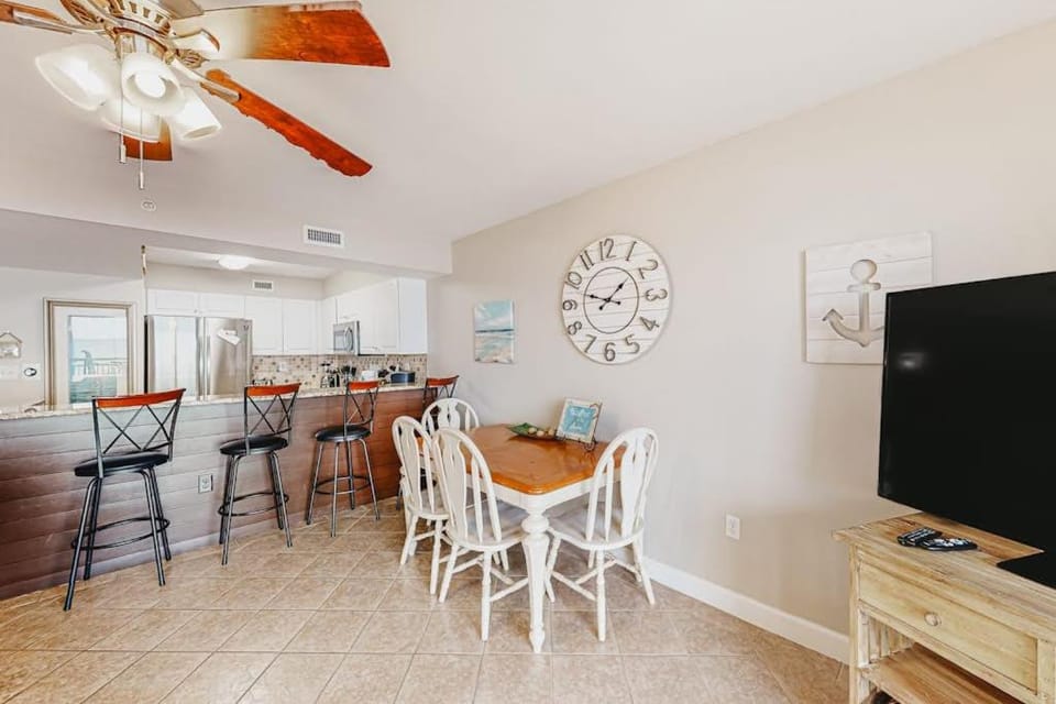 Waterfront Gem - Shared Pool Beach Access Free WiFi Washer&Dryer & Central AC House in Okaloosa Island