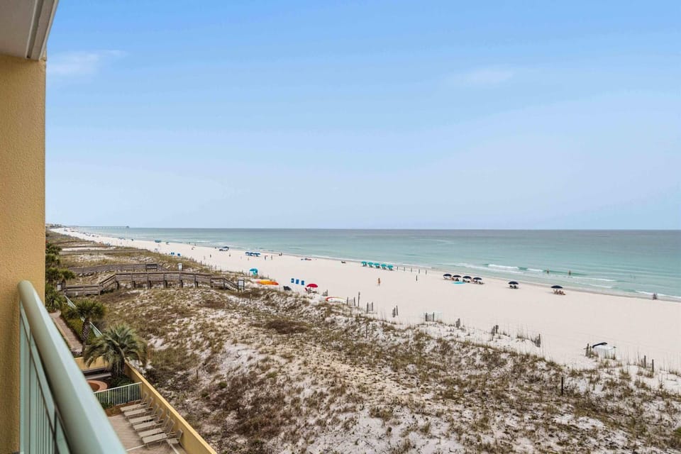 Gorgeous and cozy beachfront condo with shared pool and beach access House in Okaloosa Island