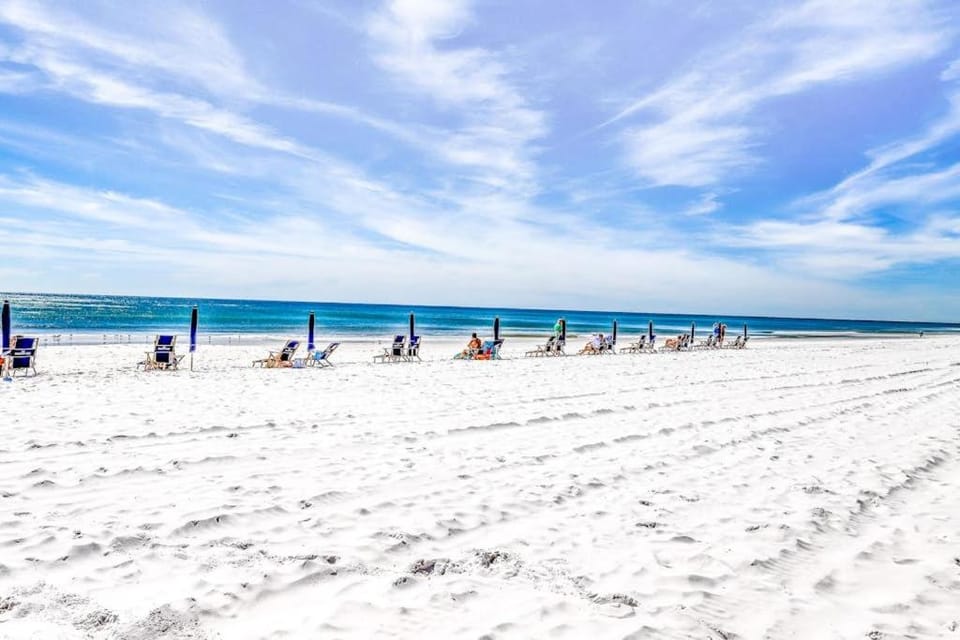 Oceanfront condo with pool hot tub central AC washer&dryer & fitness room House in Okaloosa Island