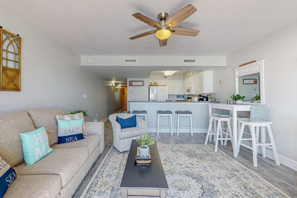 Oceanfront condo with pool hot tub central AC washer&dryer & fitness room House in Okaloosa Island