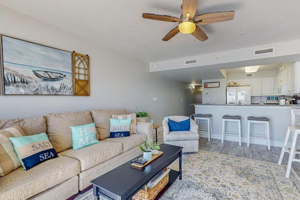 Oceanfront condo with pool hot tub central AC washer&dryer & fitness room House in Okaloosa Island